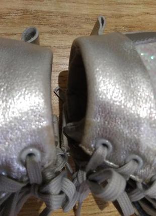 Нарядные кожаные ботинки clarks с блестками серебристые демисезонные ботиночки9 фото
