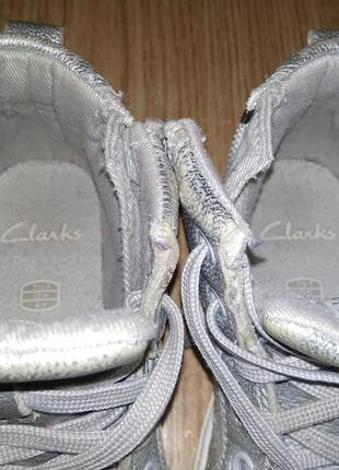 Нарядные кожаные ботинки clarks с блестками серебристые демисезонные ботиночки6 фото