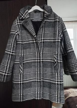 Пальто на дівчику бренду некст 122 128 р.1 фото