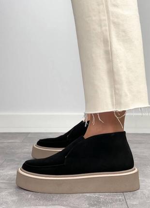 Чорні жіночі демісезонні високі лофери черевики ботинки на бежевій підошві з натуральної замші