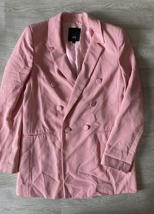 Стильный длинный розовый пиджак4 фото