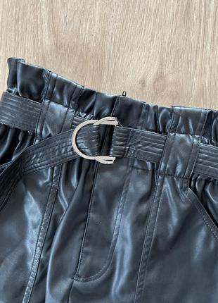 Черные кожаные шорты с карманами и ремень4 фото