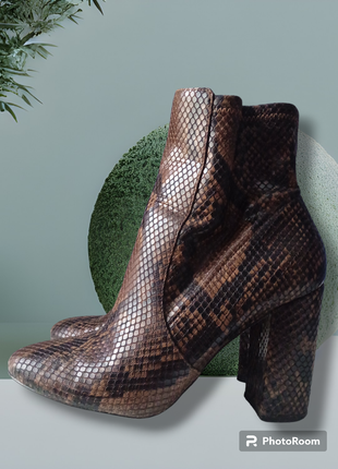 Крутые стильные ботинки полусапоги змеиный принт рептилия на каблуке модные