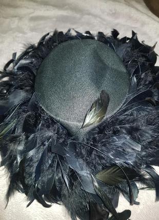 Шляпа с натуральными перьями1 фото
