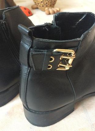 Женские кожаные демисезонные ботинки  на низком каблуке5 фото