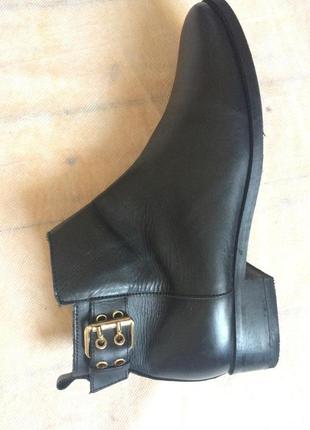 Женские кожаные демисезонные ботинки  на низком каблуке2 фото
