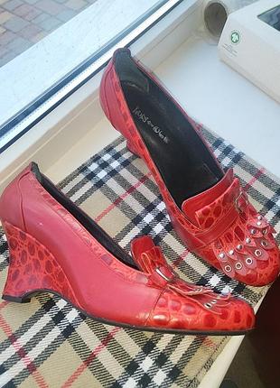 Червоні шкіряні туфлі лофери на танкетці