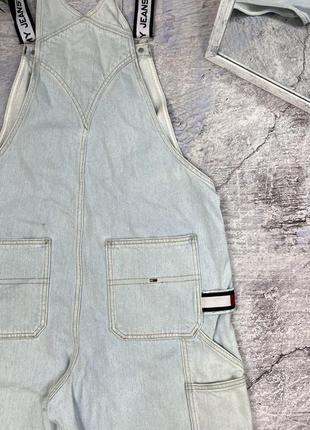 Tommy hilfiger jeans комбінезон з світлого деніму розмір s7 фото
