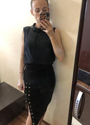 Стильная чёрная юбка карандаш миди с люверсами размер s7 фото