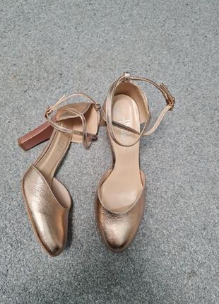 Туфли золотые нарядные кожаные