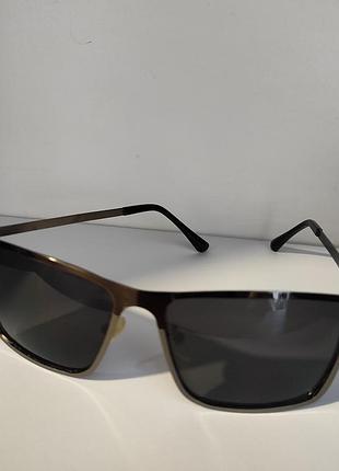 Солнцезащитные очки в металлической оправе