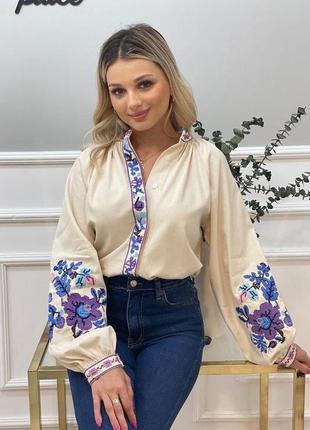 Колоритна блуза вишиванка