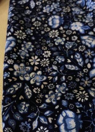 Тонкие вискозные брюки в цветок на девочку 4-5 лет рост 110 синие2 фото