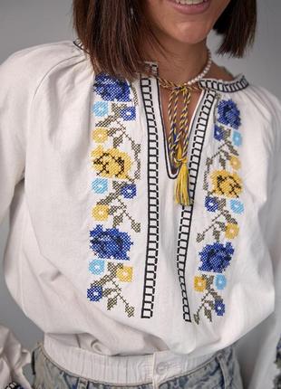 Колоритна блузка вишиванка