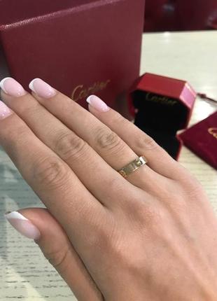 Тонкое брендовое кольцо в розовом золоте3 фото