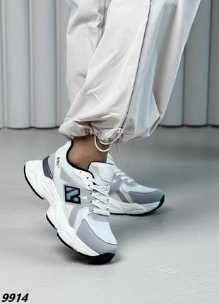Трендовые женские кроссовки в стиле бренда на завышенной подошве комбинированные кроссовки жеэнсие на весну вставки сетка сникерсы8 фото
