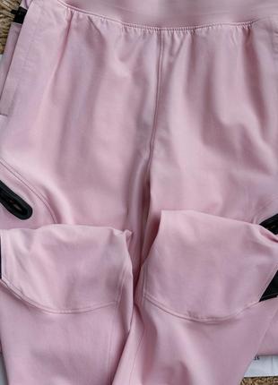 Легкие спортивные штаны от under armour в нежно-розовом цвете7 фото