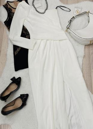 Белое платье с разрезом на одно плечо элегантное