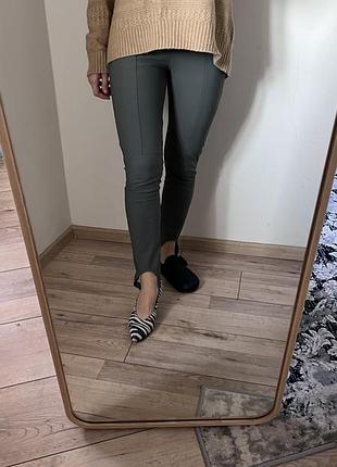 Брюки с штрипками zara