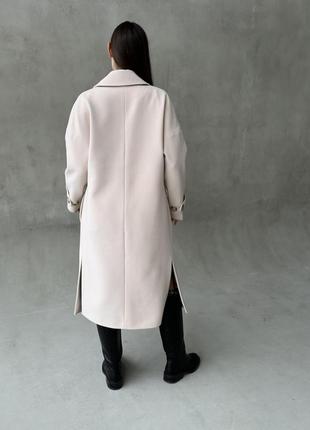Демисезонное кашемировое женское молочное пальто с разрезами, патами, поясом5 фото