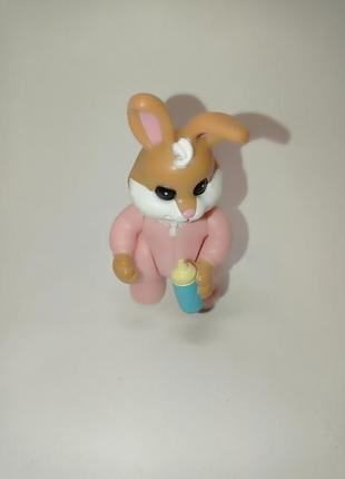 Фігурка кролик з пляшечкой hideaway fisher price