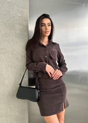 Костюм женский однотонный жакет укороченный на кнопках с карманом юбка на высокой посадке качественный стильный черный шоколад10 фото