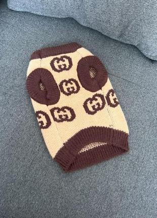 Брендовый свитер для собак gucci без передних лапок, с большими коричневыми значками бренда, бежевый2 фото