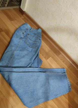 Широкие голубые джинсы