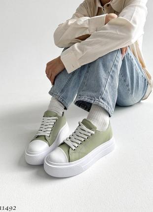 Зеленые салатовые оливковые натуральные кожаные кроссовки на белой толстой подошве с белым носом носком кожа оливка4 фото
