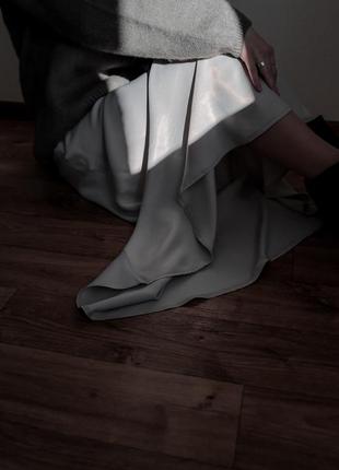 Довга атласна спідниця світло - сірого кольору10 фото