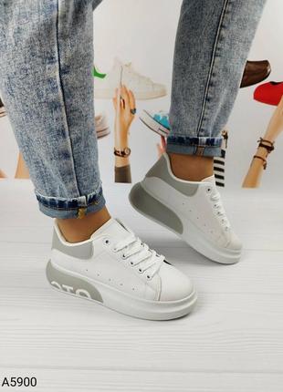 Белые кроссовки