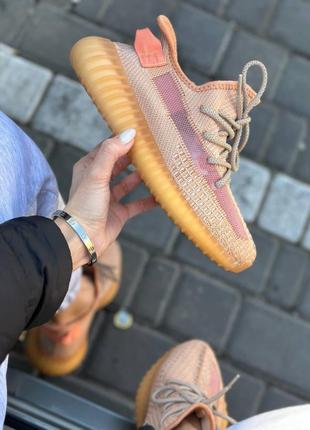 Кросівки жіночі