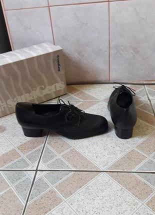 Абсолютно новые ботинки , материал: кожа. фирма "sanagens" (италия). очень удобные и практичные.2 фото