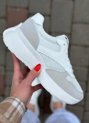 Кросівки жіночі