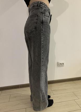 Серые джинсы со скошенной молнией2 фото