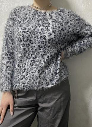 Леопардовый пушистый свитер со спущенными плечами3 фото
