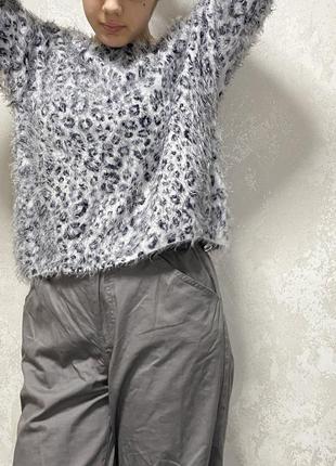 Леопардовый пушистый свитер со спущенными плечами2 фото