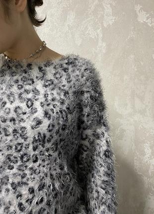 Леопардовий пухнастий светр зі спущеними плечима5 фото