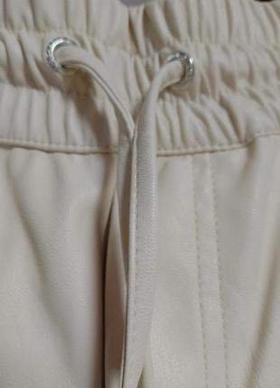 Брюки штани екошкіра в стилі карго молочні2 фото