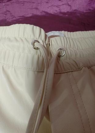 Брюки штани екошкіра в стилі карго молочні5 фото