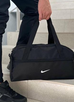 Небольшая спортивная черная сумка nike5 фото