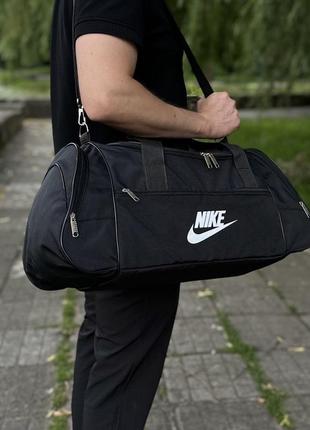 Небольшая спортивная дорожная черная сумка nike6 фото