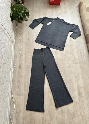 Костюм трикотажный с брюками палаццо новый серый