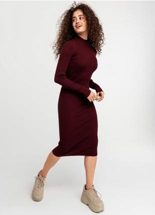 Облягаюча бордова сукня в рубчик м