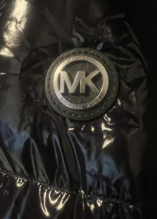 Куртка з великим логотипом mk лакова куртка пуфер michael kors5 фото