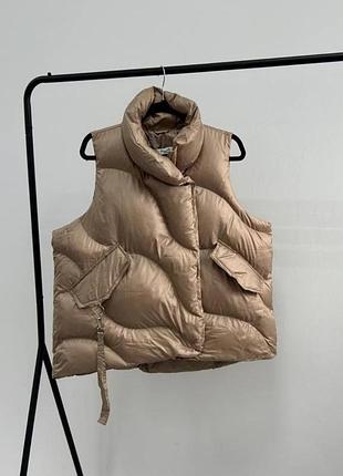 Жилетка короткая стеганая дута мокко черная молоко