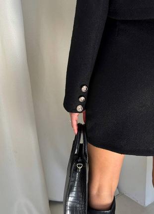 Очень стильный женский твидовый костюм черного цвета с юбкой мини и жакетом8 фото