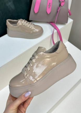 Кроссовки женские из натуральной итальянской кожи лак бежевые капучино мокко