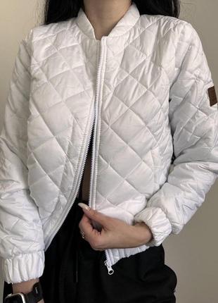 Женская куртка стеганная бомбер с карманами с наполнителем весна осень  беж, черный, пудра, белый2 фото