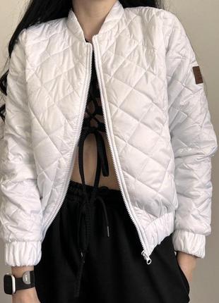 Женская куртка стеганная бомбер с карманами с наполнителем весна осень  беж, черный, пудра, белый3 фото